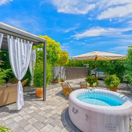 Holiday home Kairos With Hot Tub Privlaka (Zadar)