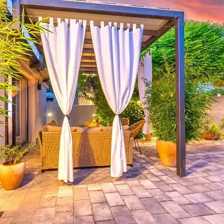 Kairos With Hot Tub Holiday home *
