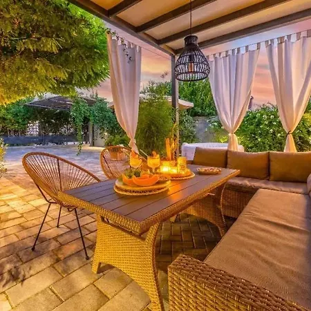 Holiday home Kairos With Hot Tub *