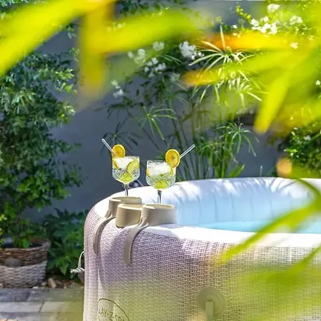 Kairos With Hot Tub Holiday home *