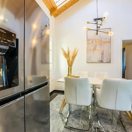 Kairos With Hot Tub Holiday home *