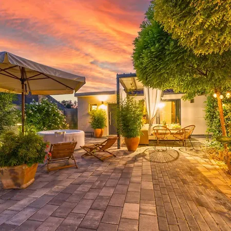 Holiday home Kairos With Hot Tub