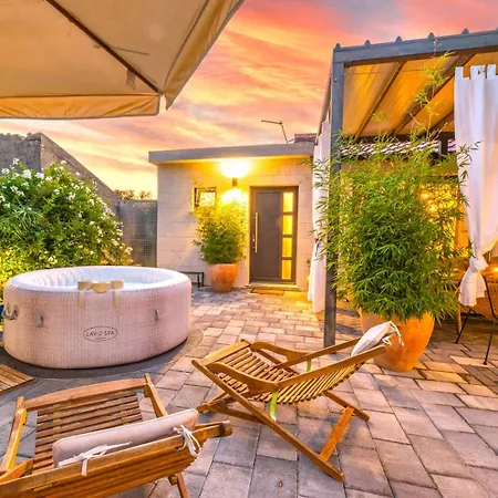 Kairos With Hot Tub Holiday home