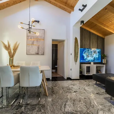 Kairos With Hot Tub Holiday home *